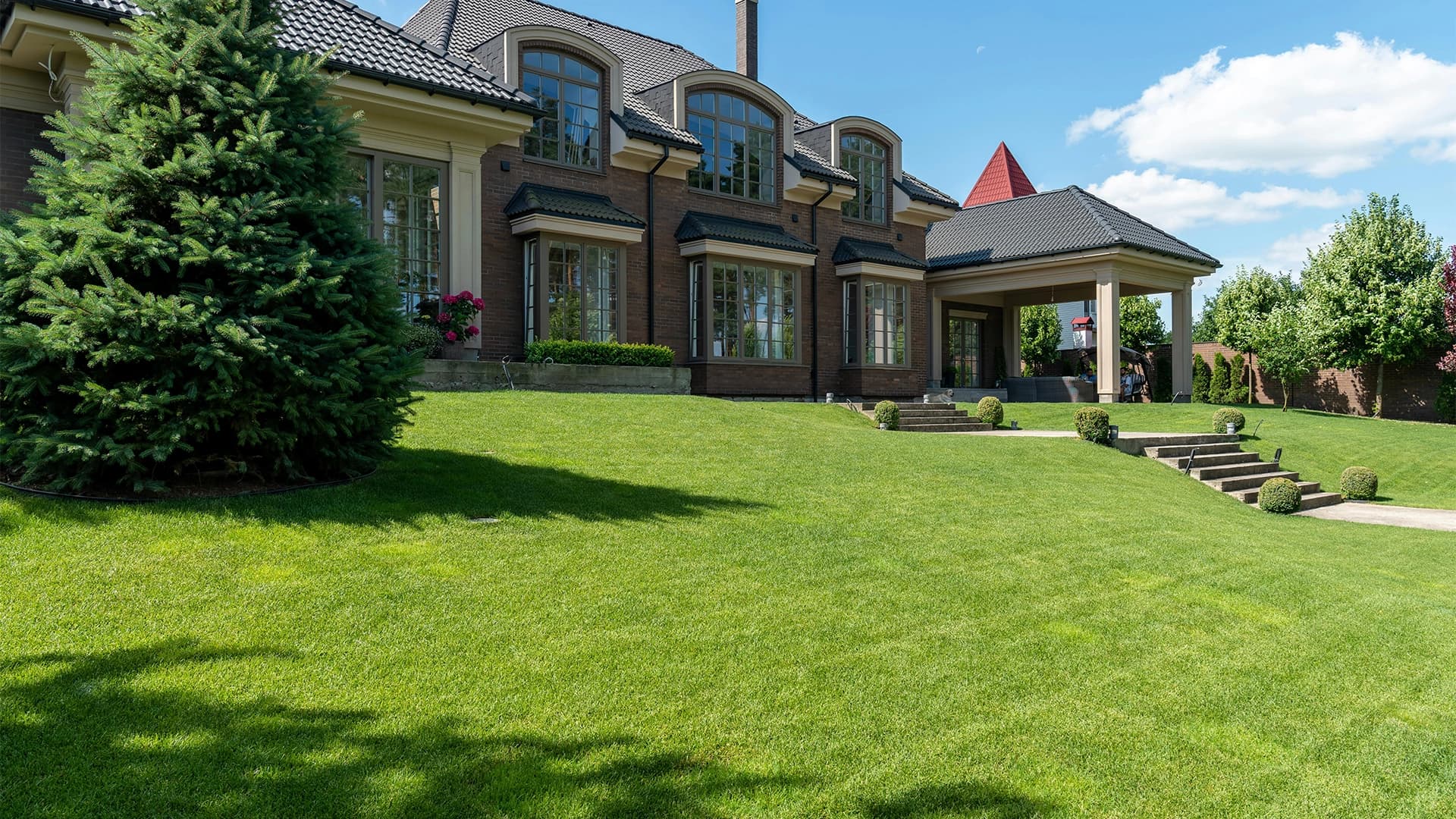 Luxury Houston home with immaculate lawn and landscaping — Ventura Landscape
